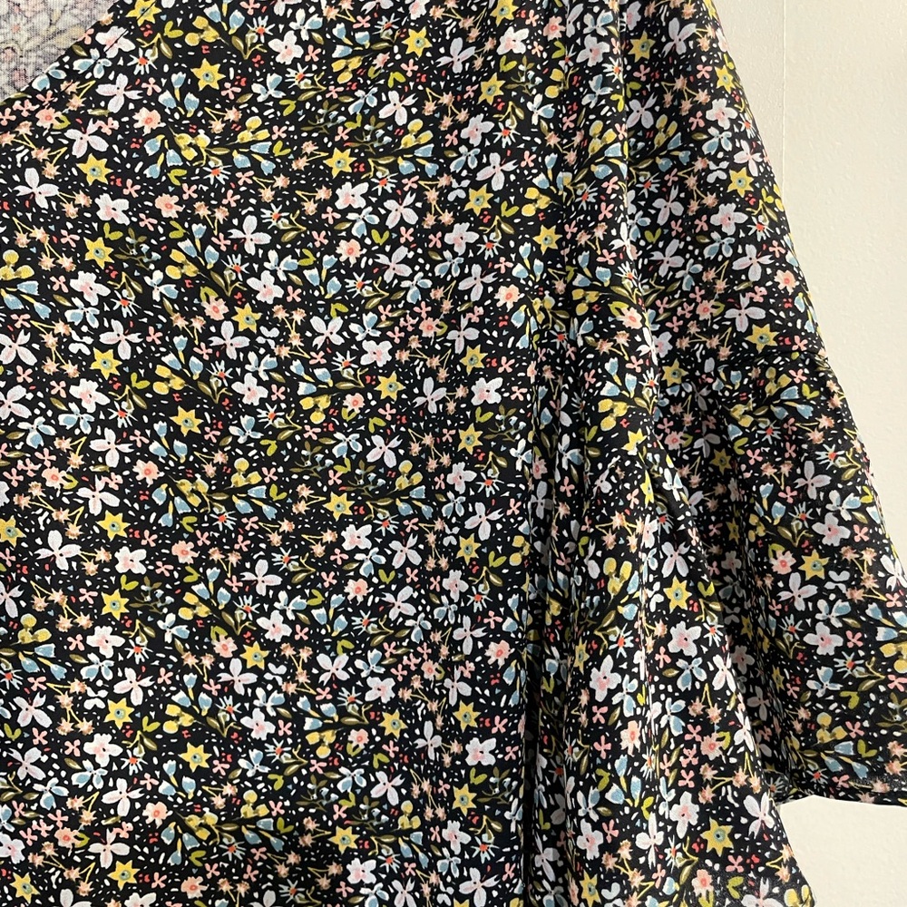 LOFT women’s Flutter sleeve shirt. Floral. Size Medium. 100% Rayon - Picture 2 of 12